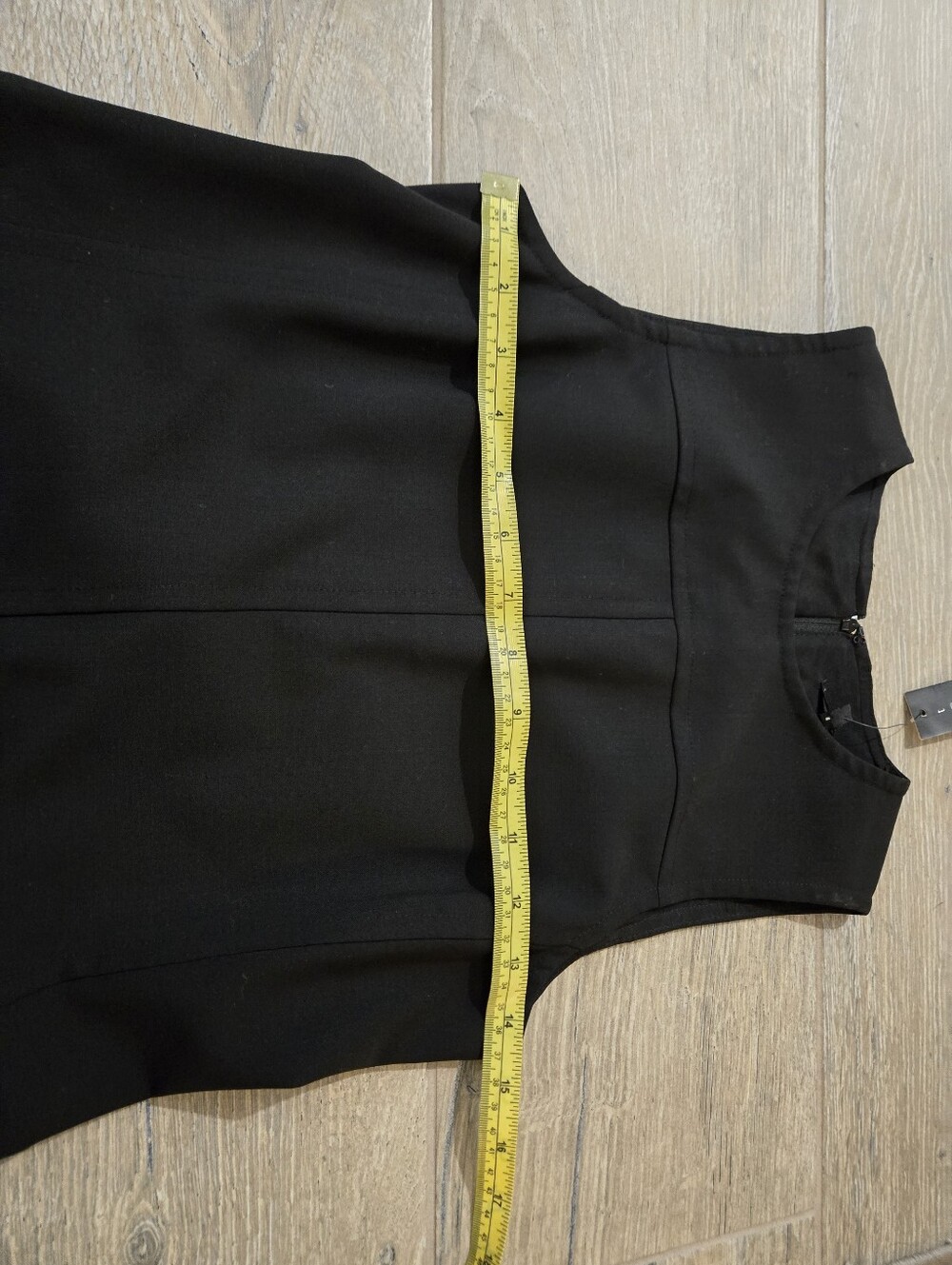 Classic Black Sleeveless Shift Dress - Picture 9 of 11